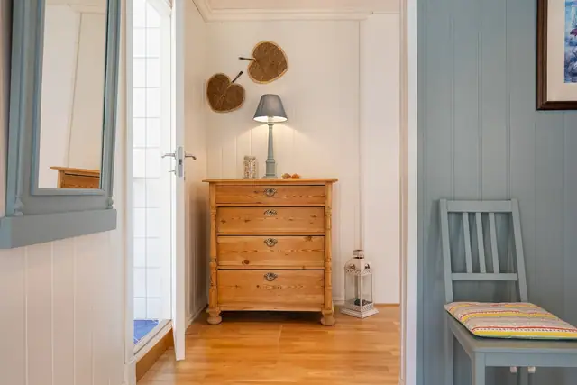 Innbydende familiehytte med stor solrik naturtomt, sjøutsikt, 4 soverom, båtplass og badestamp. — bilde 36