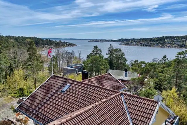 Innbydende familiehytte med stor solrik naturtomt, sjøutsikt, 4 soverom, båtplass og badestamp. — bilde 6