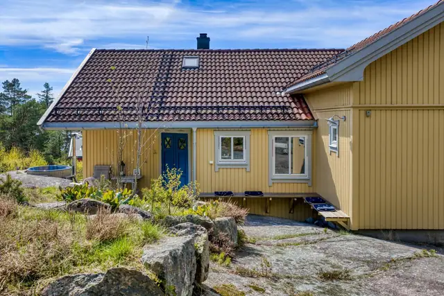 Innbydende familiehytte med stor solrik naturtomt, sjøutsikt, 4 soverom, båtplass og badestamp. — bilde 7