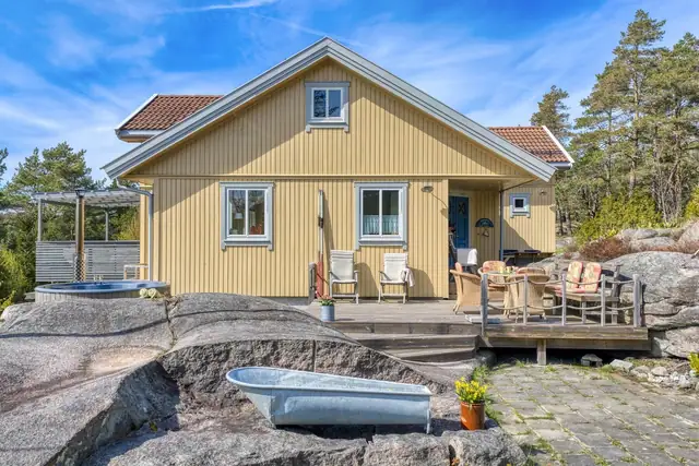 Innbydende familiehytte med stor solrik naturtomt, sjøutsikt, 4 soverom, båtplass og badestamp. — bilde 8