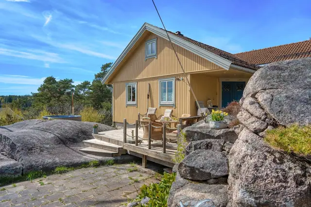 Innbydende familiehytte med stor solrik naturtomt, sjøutsikt, 4 soverom, båtplass og badestamp. — bilde 9