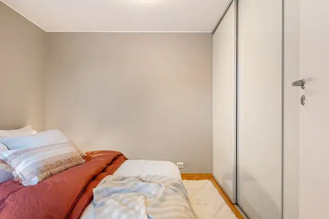 Integrert skyvedørsgarderobe på soverom