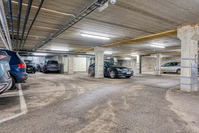 Leiligheten har parkeringsplass i felles parkeringsanlegg