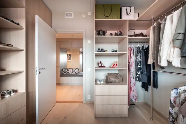 Soverommet med adkomst fra entreen er innredet og benyttes som en fornem garderobe.