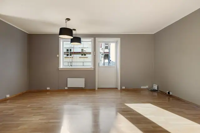 Stuen fremstår som lys og luftig med direkte adkomst til terrasse på ca. 20 kvm.