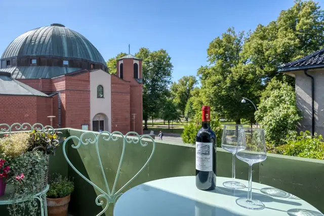 Balkong med utsikt mot kirkeparken