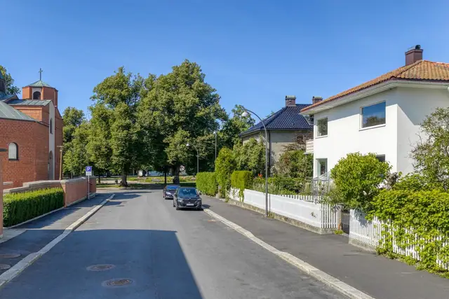 Boligen ligger i vakkert villaområde på Cicignon, rett ved byens sentrumskjerne