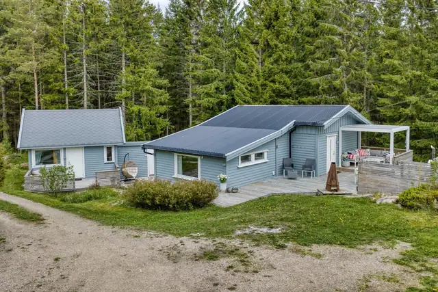 Høstpris! Koselig hytte m/anneks og kort vei til nydelig sandstrand. Bilvei helt frem og mulighet for båtplass.