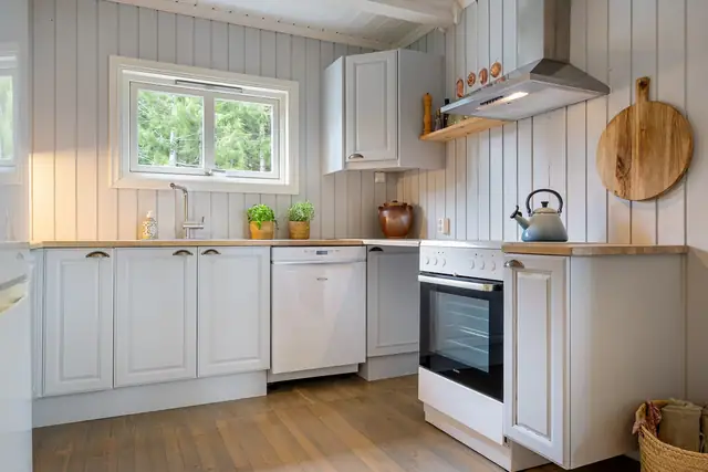 Innholdsrik kjøkkeninnredning med hvitevarer