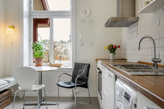 Kjøkkenet vender ut mot hagen i vest.