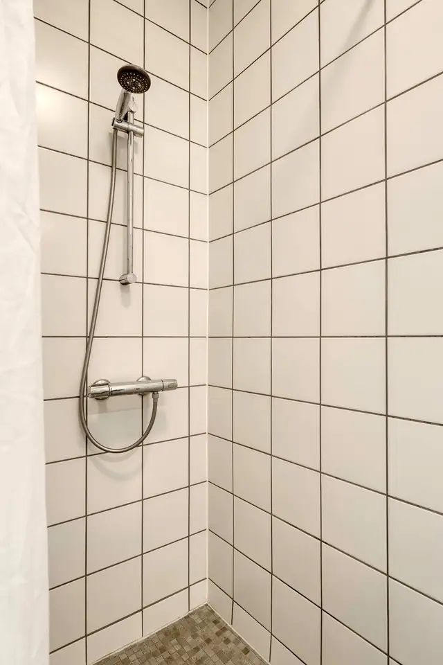 Pen og elegant toroms leilighet i iøynefallende bygård - med tilgang til stor, vakker hage - Cicignon — bilde 20
