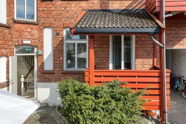 Pen og elegant toroms leilighet i iøynefallende bygård - med tilgang til stor, vakker hage - Cicignon — bilde 24