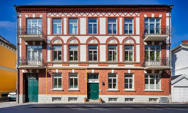 Ridehusgaten 3 fremstår som et lite sukkertøy i gatebildet.  Ikke for stor, ikke for liten.  Arkitektur fra Historismen.