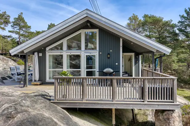 Pen og velholdt helårshytte fra 2019 med nærhet til vannet /mulighet for båtplass