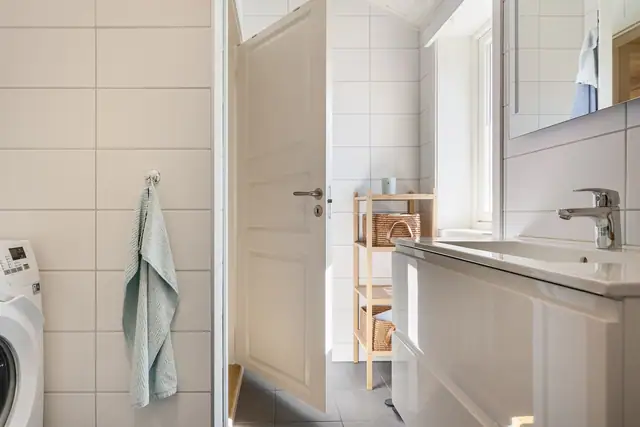Romslig, flislagt bad med varmekabler