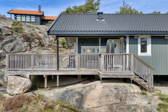 Solrike uteplasser i form av veranda som er "dratt" rundt hjørne på hytta