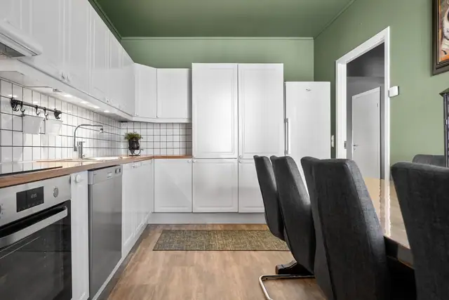Belysning med downlights i himling samt lys under overskap.