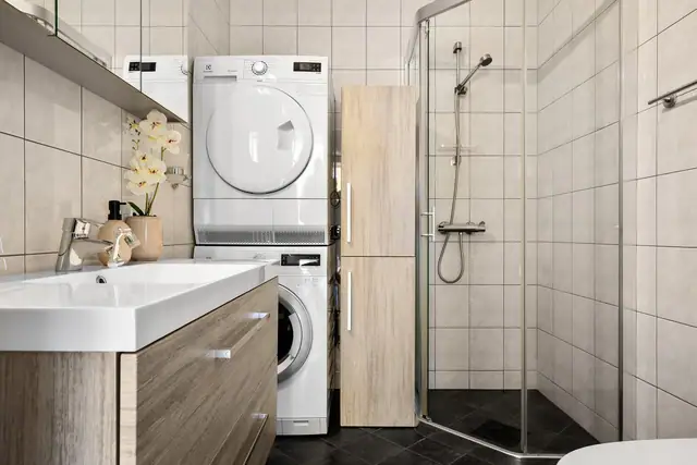 Badet ble oppgradert i 2021 med nye fliser og baderomsinnredning.