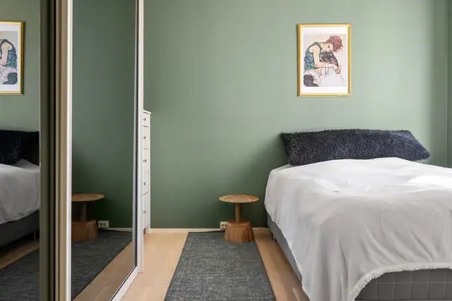 Hovedsoverommet med garderobeskap med speil og plass til øvrig møblement.