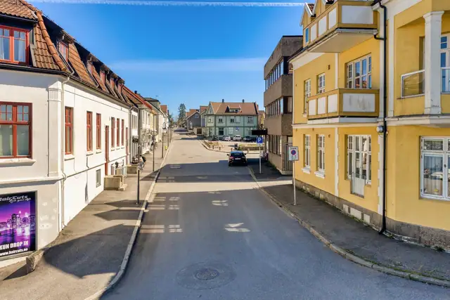 Leiligheten ligger sentralt, i nærheten av torget med et variert tilbud med blant annet bakeri, klesbutikker, pub og frisør.