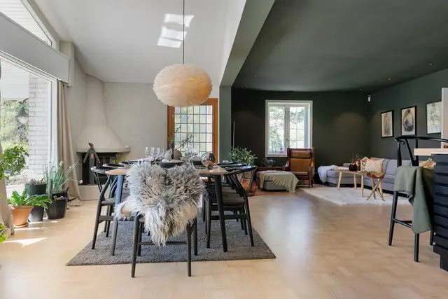 Boligen er betydelig modernisert og oppgradert de senere årene, med blant annet ny og velutstyrt kjøkkeninnredning med åpen og sosial løsning mot stue og spisestue, to elegante bad, kledning, vinduer og gulvflater i første etasje.