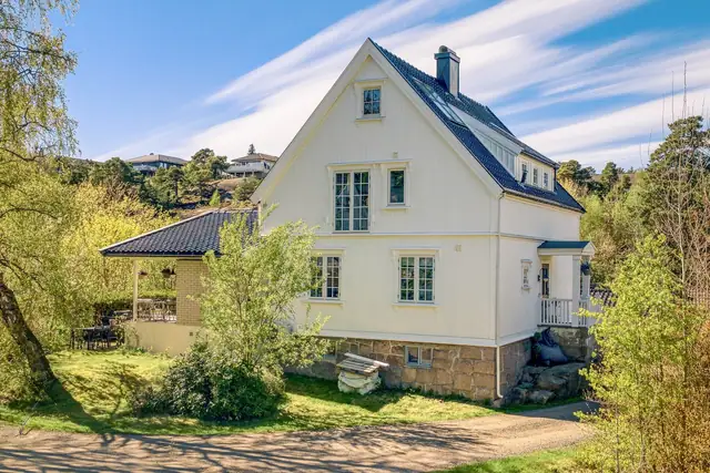 Eiendommen ligger i et attraktivt og veletablert boligområde på Ulvedalens solside på Kråkerøy - i en gate preget av sjarmerende, hvitmalte villaer fra tidlig 1900-tall