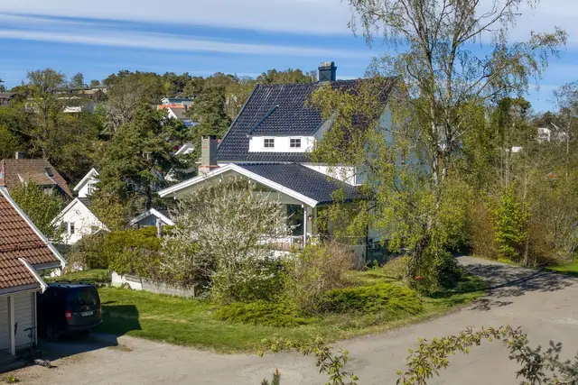 Boligen har en høytliggende og solrik beliggenhet med en idyllisk hage som byr på flere solrike uteplasser, gressplen og frodig beplantning.