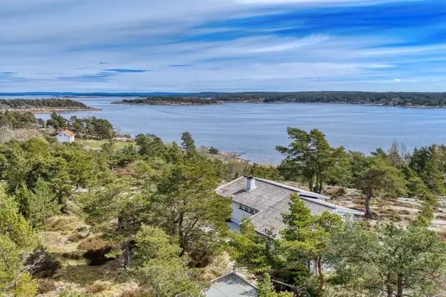 Romslig og innbydene hytteeiendom med fantastiske sol- og utsiktsforhold på Spjærøy, Hvaler | Båt- og parkeringsplass