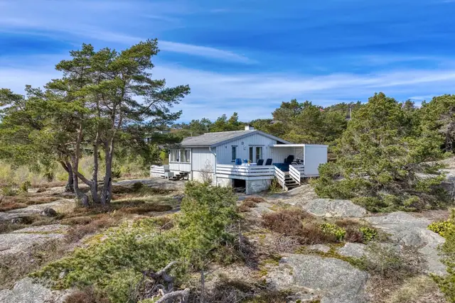 Romslig og innbydene hytteeiendom med fantastiske sol- og utsiktsforhold på Spjærøy, Hvaler | Båt- og parkeringsplass — bilde 11