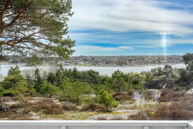 Romslig og innbydene hytteeiendom med fantastiske sol- og utsiktsforhold på Spjærøy, Hvaler | Båt- og parkeringsplass — bilde 16
