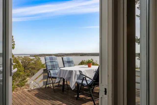 Fra kjøkkenet er det direkte adkomst til terrasse med gode sol- og utsiktsforhold.