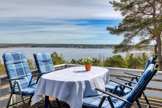 Romslig og innbydene hytteeiendom med fantastiske sol- og utsiktsforhold på Spjærøy, Hvaler | Båt- og parkeringsplass — bilde 24