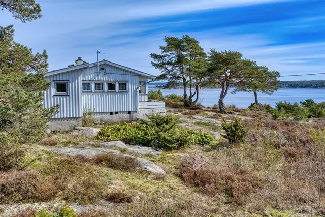 Romslig og innbydene hytteeiendom med fantastiske sol- og utsiktsforhold på Spjærøy, Hvaler | Båt- og parkeringsplass — bilde 4
