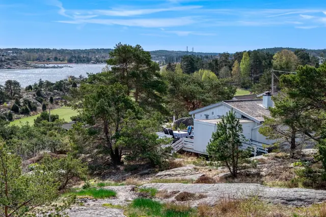 Romslig og innbydene hytteeiendom med fantastiske sol- og utsiktsforhold på Spjærøy, Hvaler | Båt- og parkeringsplass — bilde 5