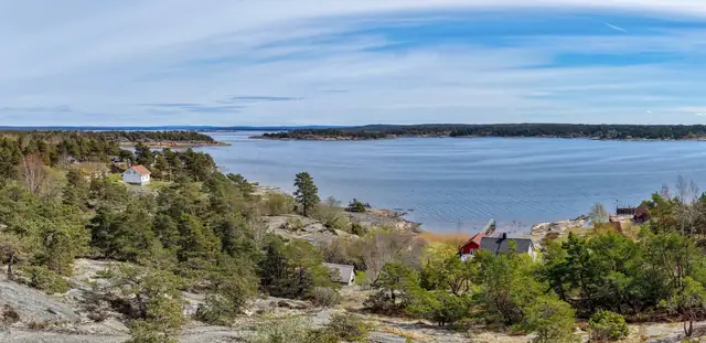 Tomten har fantastiske sol- og utsiktsforhold.