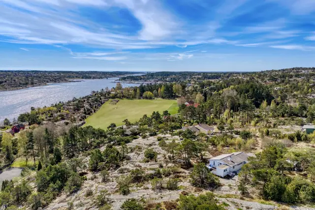 Romslig og innbydene hytteeiendom med fantastiske sol- og utsiktsforhold på Spjærøy, Hvaler | Båt- og parkeringsplass — bilde 7
