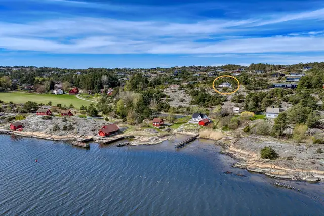 Romslig og innbydene hytteeiendom med fantastiske sol- og utsiktsforhold på Spjærøy, Hvaler | Båt- og parkeringsplass — bilde 8