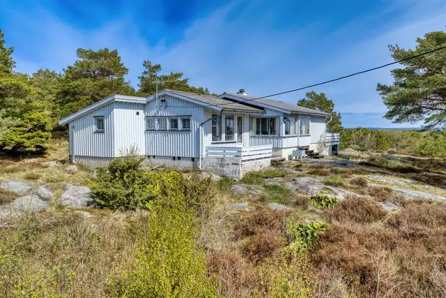 Romslig og innbydene hytteeiendom med fantastiske sol- og utsiktsforhold på Spjærøy, Hvaler | Båt- og parkeringsplass — bilde 9