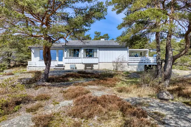 Romslig og innbydene hytteeiendom med fantastiske sol- og utsiktsforhold på Spjærøy, Hvaler | Båt- og parkeringsplass — bilde 10