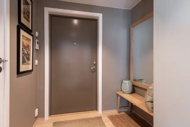 Entre i tidsriktig farge og med garderobe.