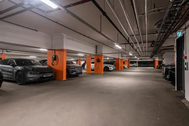 Parkeringsplass i felles garasjekjeller med heis direkte til leiligheten.