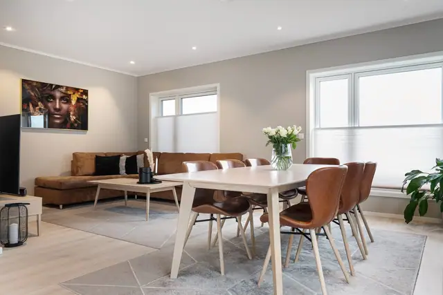 Romslig og sosial spiseplass med god plass til familie og gjester