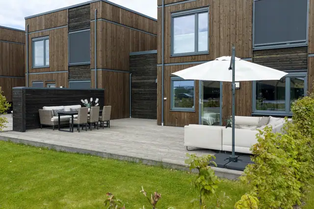 Sydvestvendt terrasse med god plass til sittegrupper og grilling