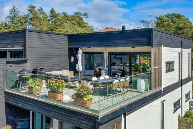 Stilfullt townhouse solfylt beliggenhet og store, usjenerte uteplasser. Nærhet til det meste. Pettersand/Fredrikstad