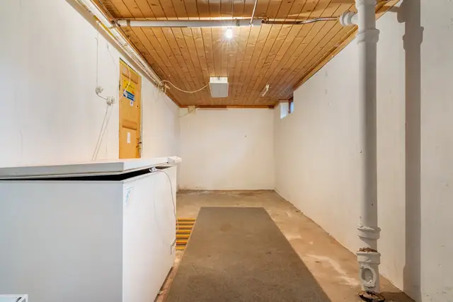 Den ene boden i kjelleren er gjennomgående i huset lengteretning.