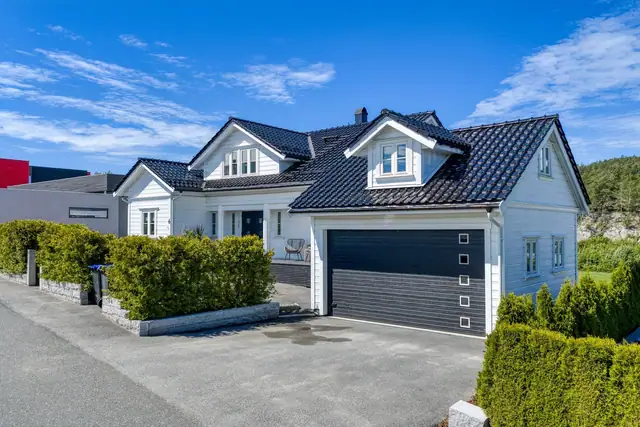 Attraktiv Villa fra 2015 på Trondalstoppen I Egen utleiedel I Flott utsikt og solforhold I Dobbelgarasje I Jacuzzi