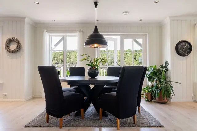 Spisestue med utgang til veranda og vinterstue