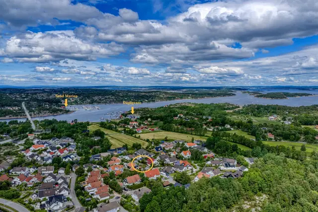 Området er rolig og familievennlig, kun en kort spasertur fra Asmaløy barnehage, Hvaler barne- og ungdomsskole, Hvalerhallen og flotte tur- og friluftsområder i skog og mark.