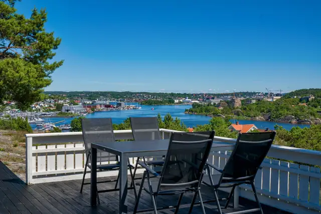 Sjarmerende hytte med gode sol- og utsiktsforhold på Gressvik, Fredrikstad | P-plass & innlagt VA