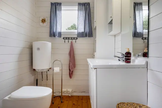Lyst bad innredet med servantinnredning, dusjkabinett og snurredo. (badet har ikke sluk).